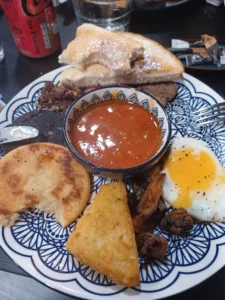 کافه (Cafe) کافه ماه (Mah Cafe) در لندن — تصویر 8